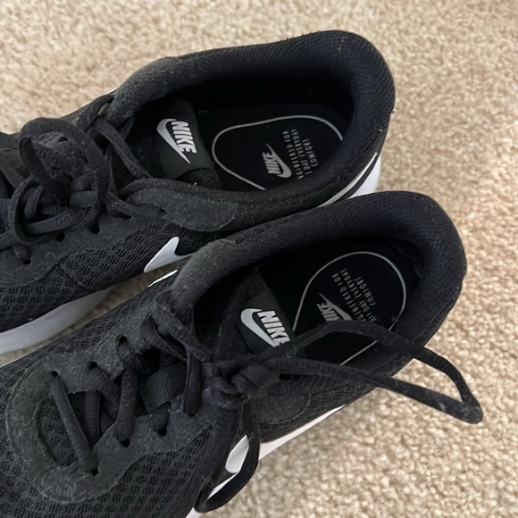 Nike black and white sneakers size 7.5 barely worn - Picture 2 of 4